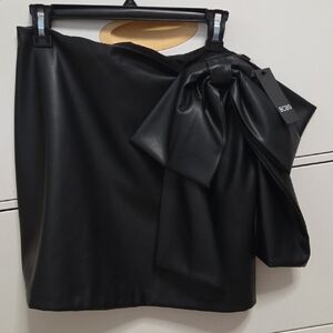 NWT BCBG Black Faux Leather Bow Mini Skirt - Size 8
